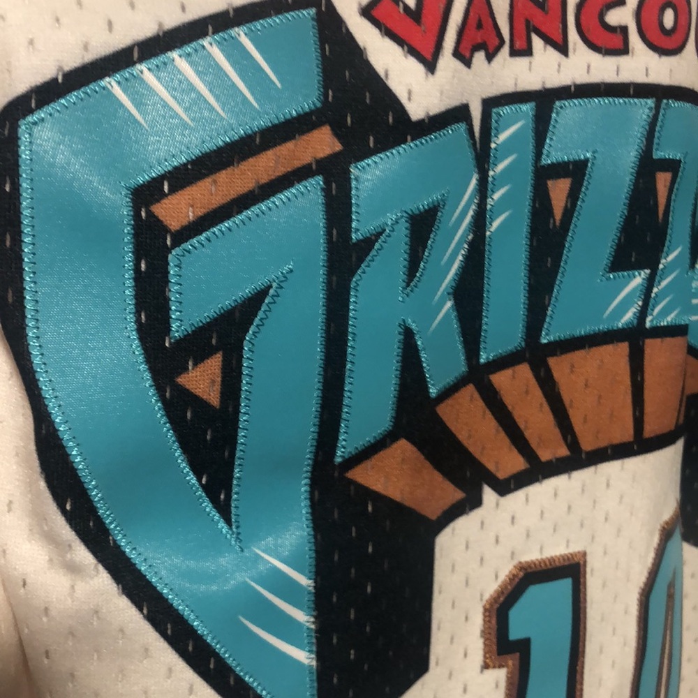Mitchell & Ness Vancouver Grizzlies Cream Mike Bibby Jersey - Picture 3 of 6